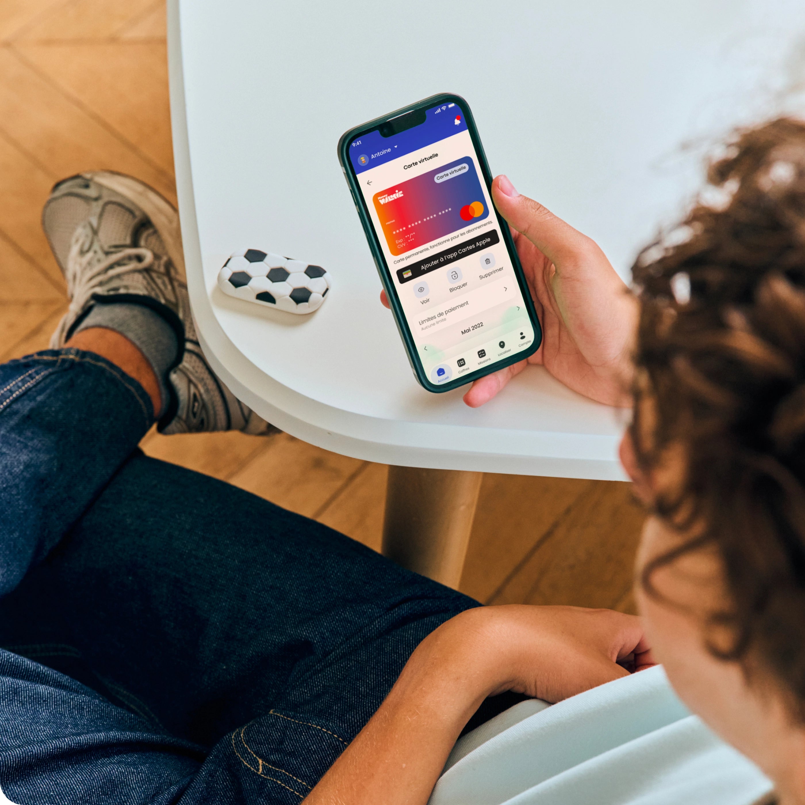 Ado suivant ses dépenses et son épargne depuis l'application Money Walkie