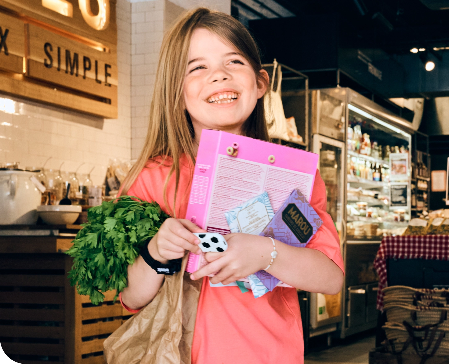Enfant utilisant son Walkie Money Walkie, moyen de paiement sans contact dès 6 ans, pour faire ses courses en supermarché en toute autonomie