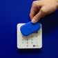 walkie bleu électrique placé sur un terminal de paiement