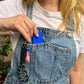 fille qui place un walkie bleu électrique dans la poche de sa veste