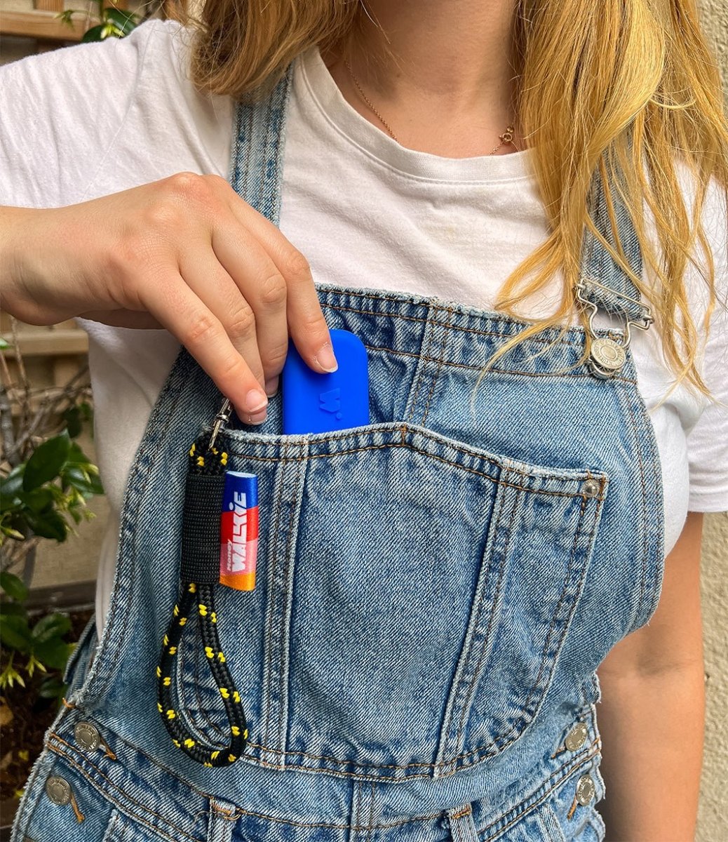 fille qui place un walkie bleu électrique dans la poche de sa veste