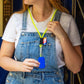 fille qui porte un tour de cou auquel est accroché un walkie bleu électrique