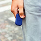 un Walkie bleu marine tenu dans une main