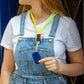 fille qui porte un tour de cou auquel est accroché un walkie bleu marine