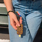 main qui tient un walkie glace accroché à un porte-clés