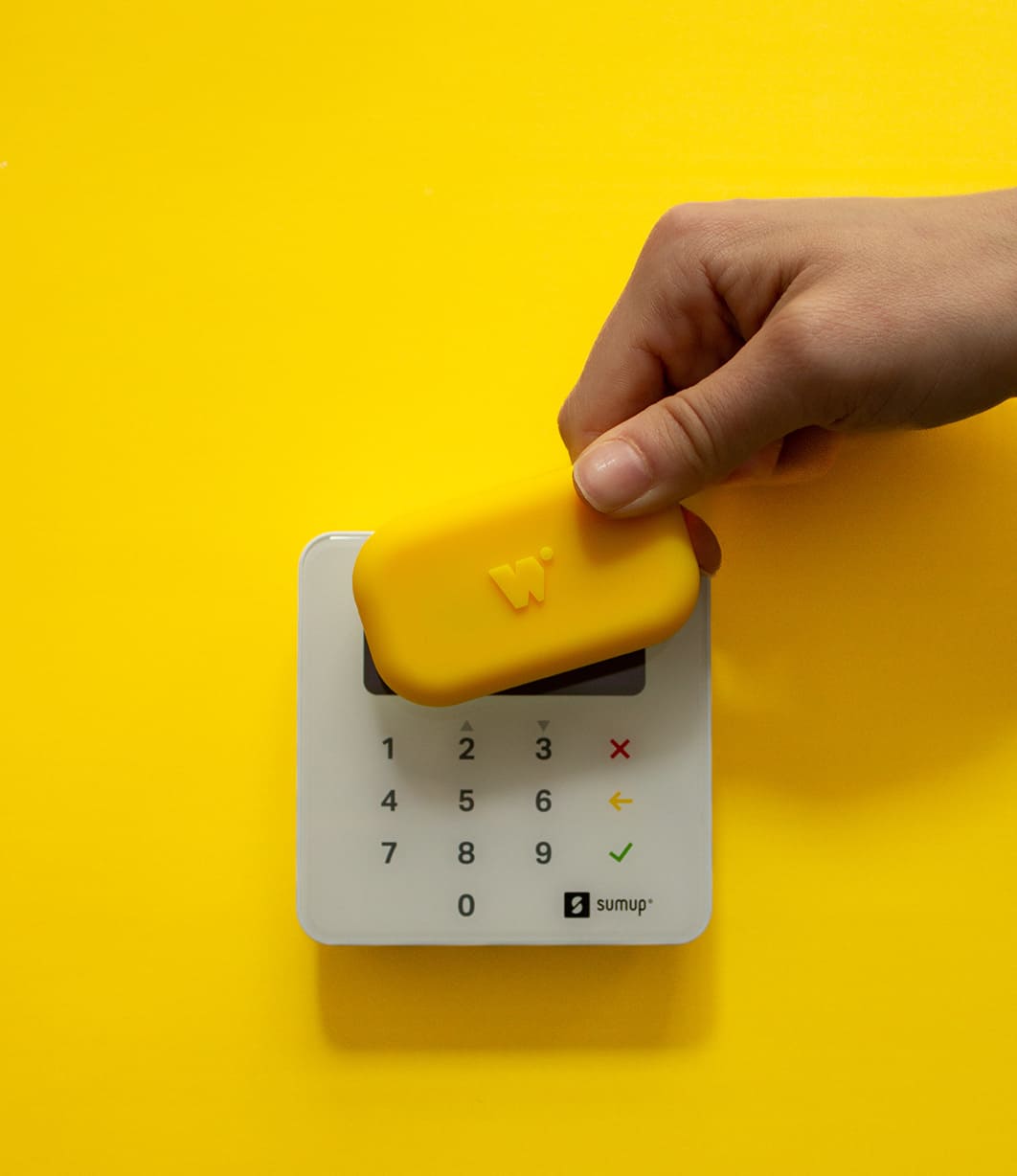 walkie jaune citron placé sur un terminal de paiement