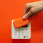 walkie orange papaye placé sur un terminal de paiement