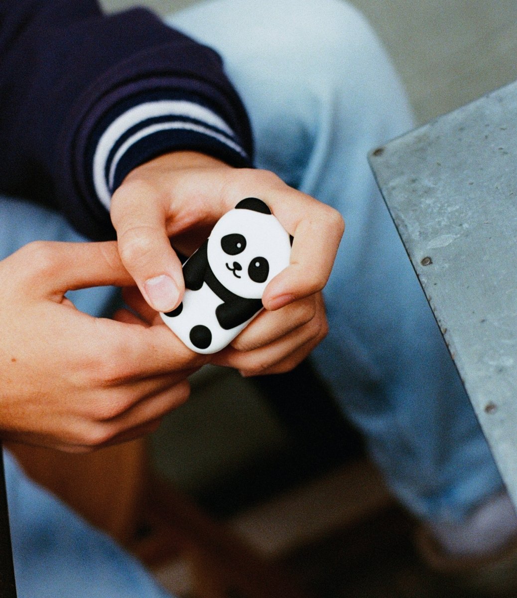 un adolescent qui tient un Walkie panda dans ses mains
