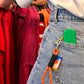 walkie vert menthe placé dans une poche de pantalon