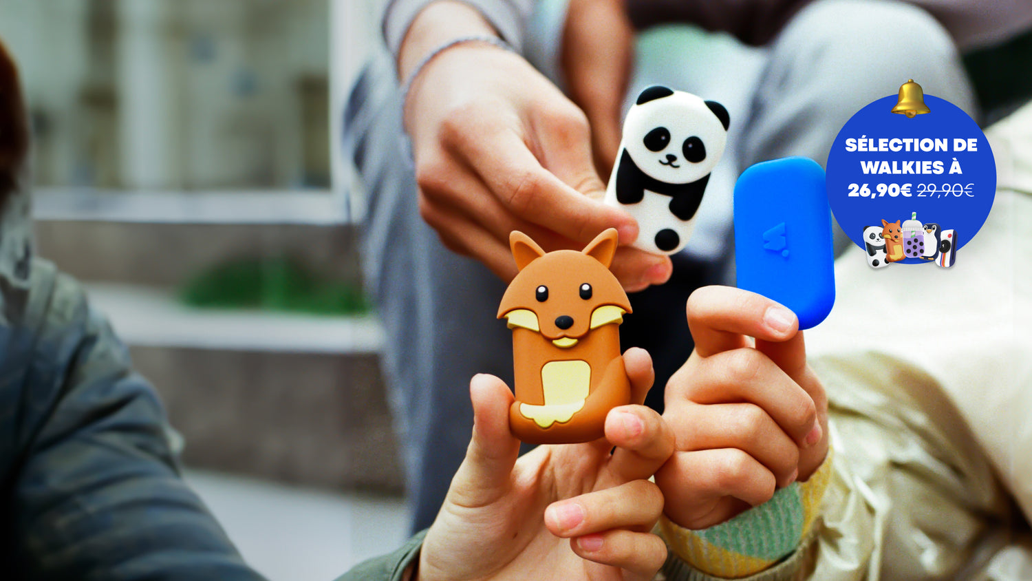 Walkie renard, panda et bleu électrique tenus par des adolescents en promotion à 26,90€