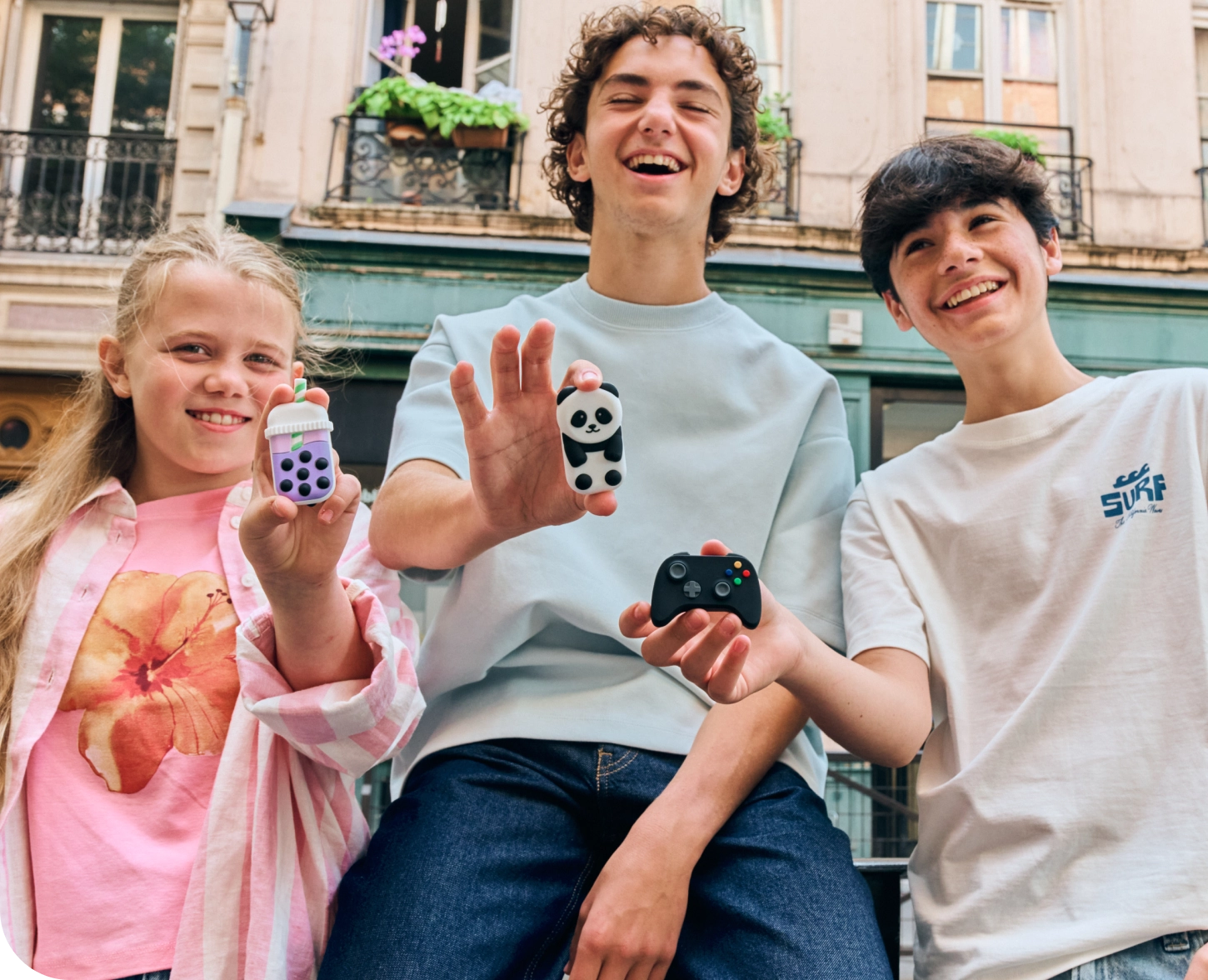 Groupe d'ados montrant leur Money Walkie, moyen de paiement sans contact pour enfants et ados