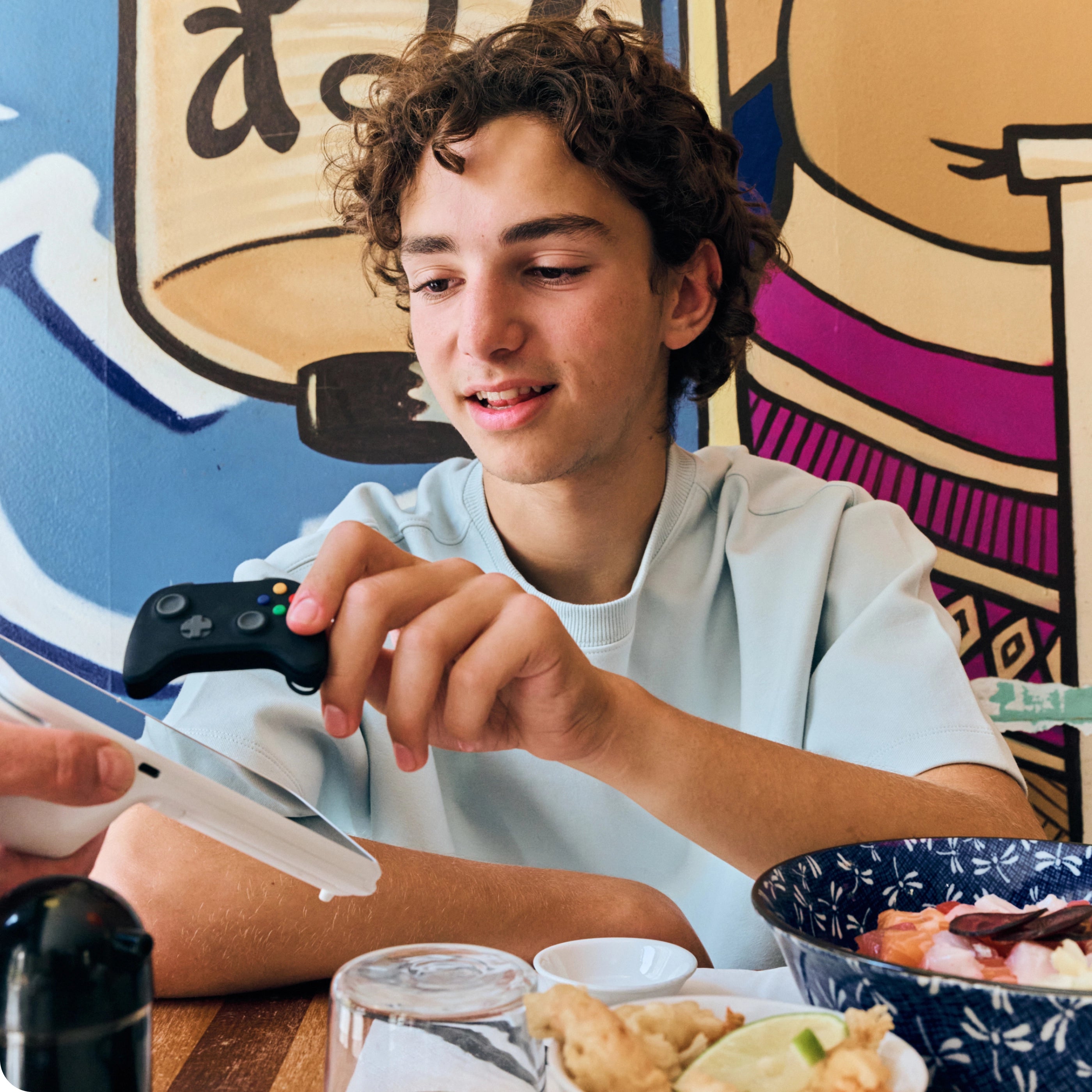 Ado au restaurant payant son déjeuner sans contact avec son Walkie Money Walkie en toute autonomie