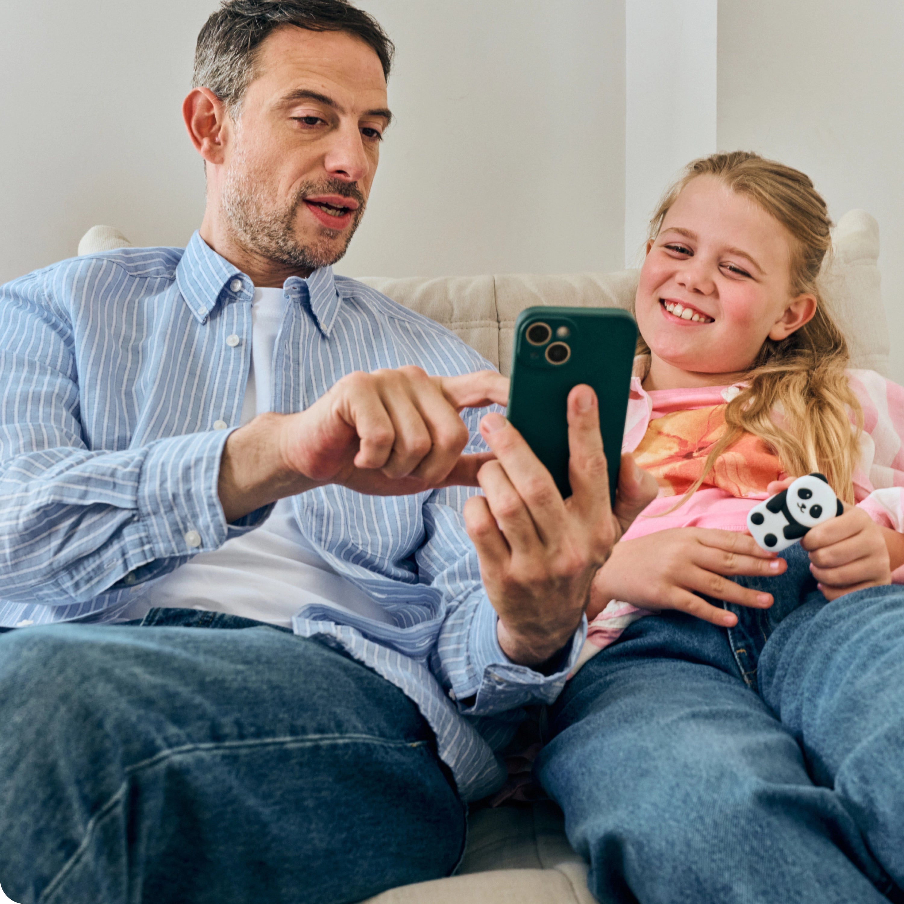 Parent et enfant sur l'application Money Walkie pour apprendre gérer le moyen de paiement et les dépenses au quotidien
