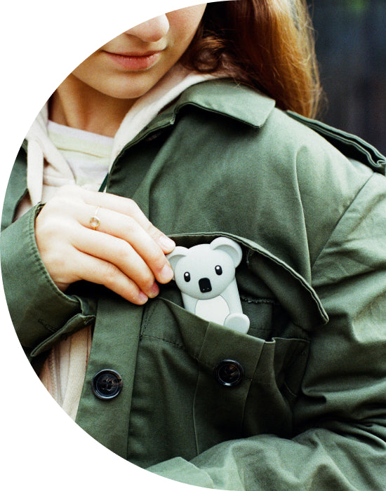 adolescente qui tient un Walkie koala dans la poche de sa veste