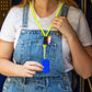 Walkie bleu électrique attaché à un tour de cou jaune fluo