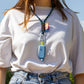 fille qui tient un walkie baleine accroché à un tour de cou bleu foncé