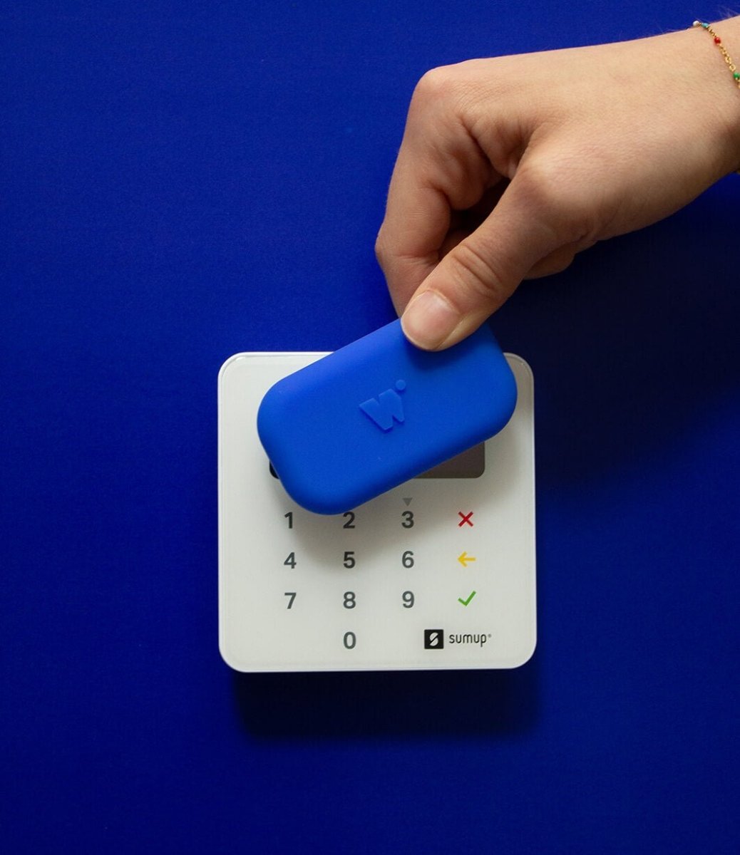 walkie bleu électrique placé sur un terminal de paiement