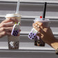 deux adolescentes qui tiennent un bubble tea et un walkie bubble tea dans leur main