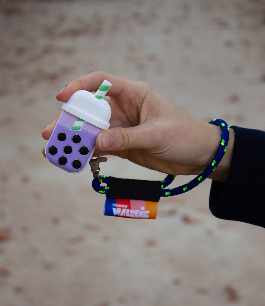 walkie bubble tea accroché à un porte-clés bleu foncé
