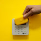 walkie jaune citron placé sur un terminal de paiement