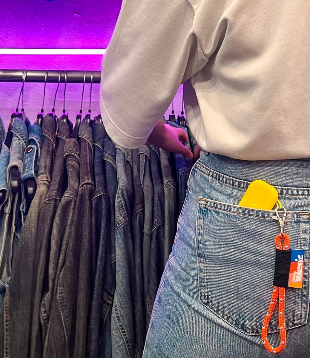 walkie jaune citron placé dans une poche de pantalon