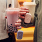 adolescentes qui tiennent un bubble tea et des walkies dans leur main