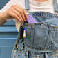 fille qui place un walkie lilas dans la poche de sa veste