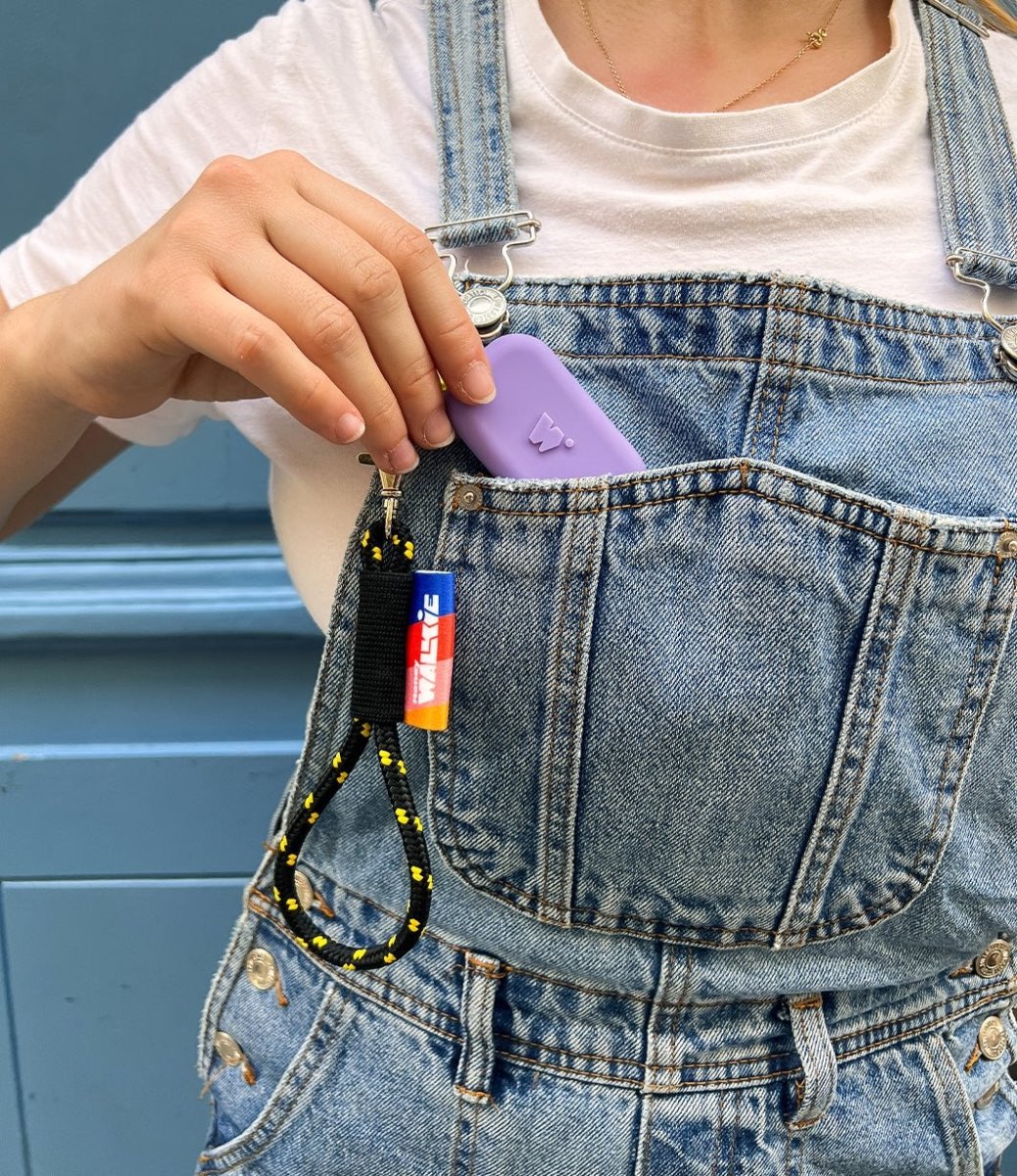 fille qui place un walkie lilas dans la poche de sa veste