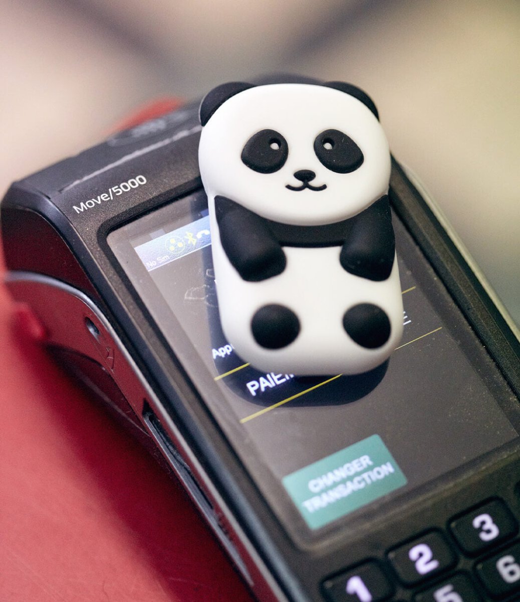 walkie panda posé sur un terminal de paiement