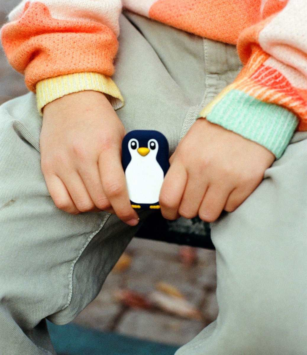 adolescente qui tient un Walkie pingouin dans ses mains