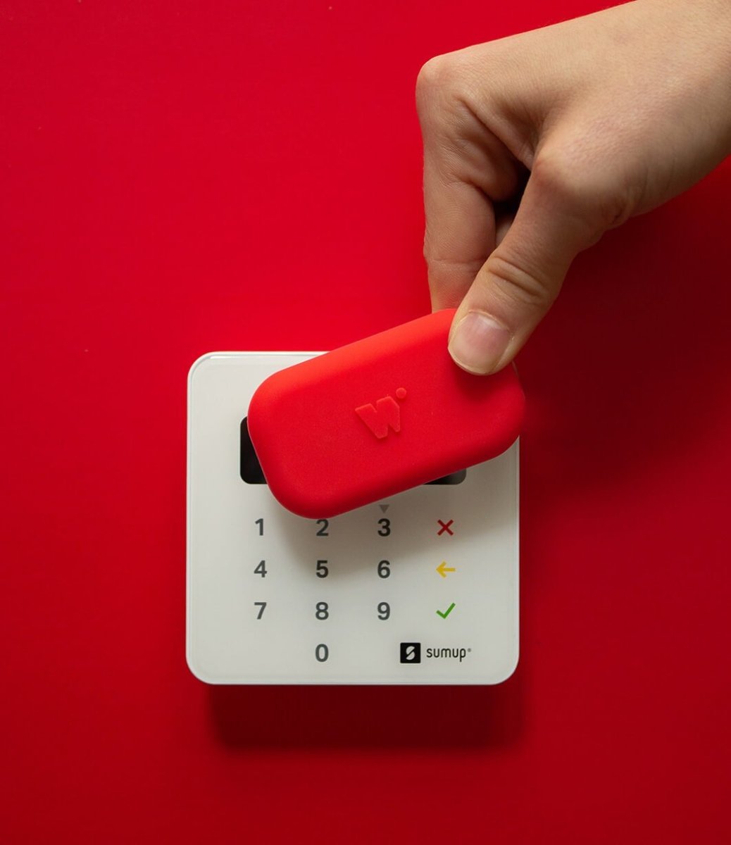 walkie rouge flash placé sur un terminal de paiement