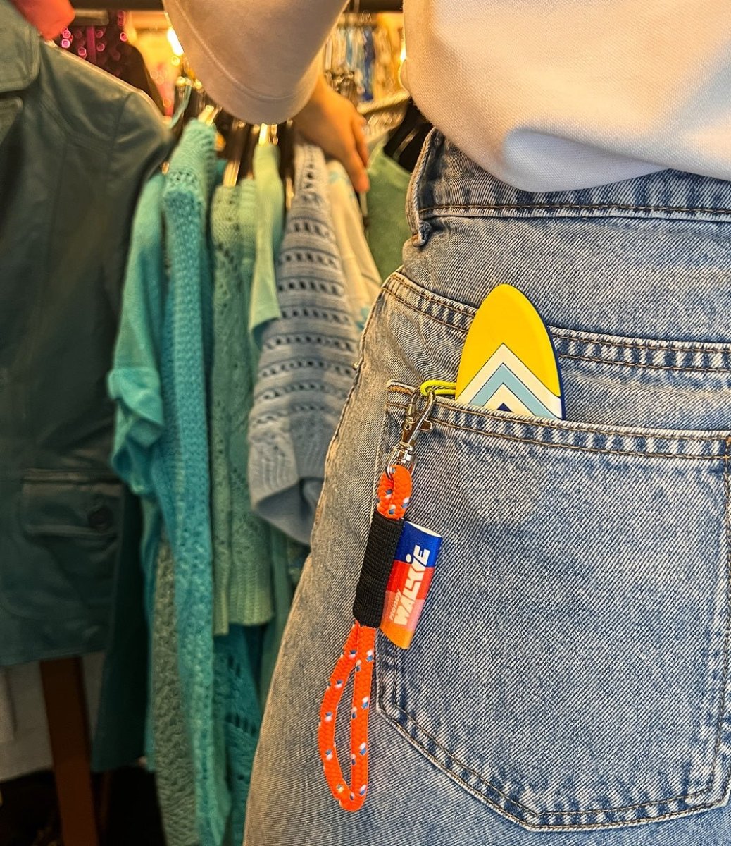 walkie surf placé dans la poche d'un jean