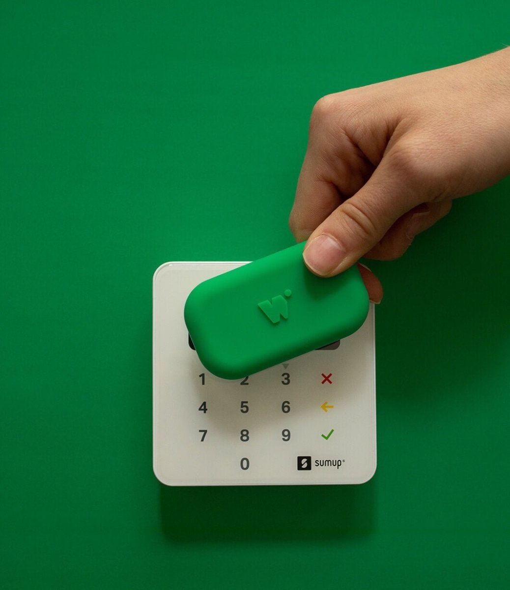 walkie vert menthe placé sur un terminal de paiement